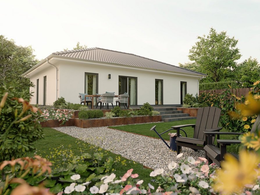 Bungalow 110 in klassischem Stil mit blühendem Garten und Terrassenzugang Klassischer Bungalow 110 von Town & Country Haus mit gepflegtem Gartenweg, farbenfrohen Blumen und bodentiefer Fensterfront