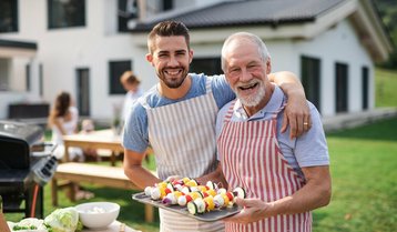 Haus-Familie-Wohnen-Garten-Serie-30-03 Nachbarn beim Grillen