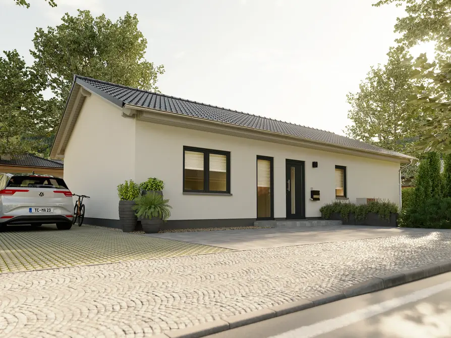 Bungalow 100 – barrierefreier Eingangsbereich mit klarer Fassadengestaltung Straßenansicht des Bungalow 100 mit barrierefreiem Zugang, kompaktem Grundriss und moderner Architektursprache.